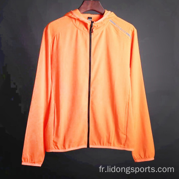 Veste de brise-vent sportive de polyester mince.